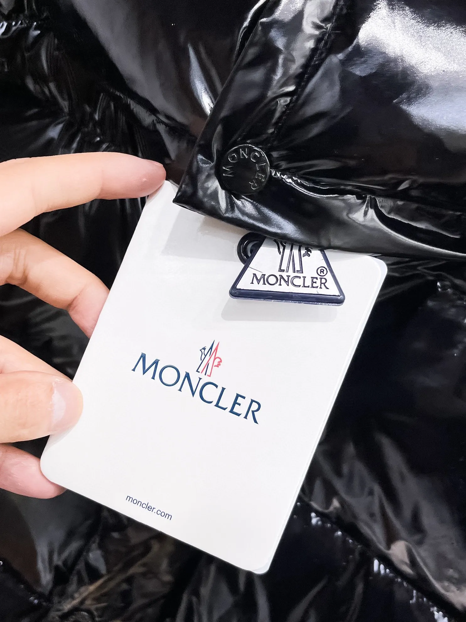 P390 Moncler/ 2026 70 、 。 DNA ， ， 。 Classic ， 、 。 Classic 70 。 Quality， 90 ，Premium Quality ， ，Black ！ Sizes M-3XL